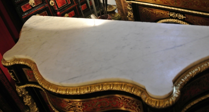 Exemple de marbre enchâssé sur meuble Boulle